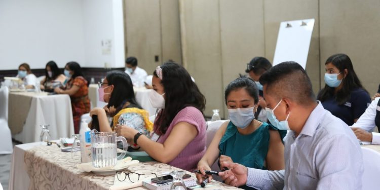 Capacitan sobre uso de kit comunicacional de Crecer Sano