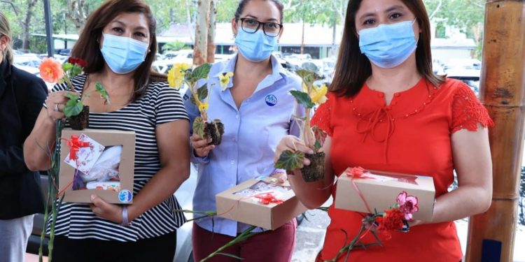 Felicidades a las madres en su día.