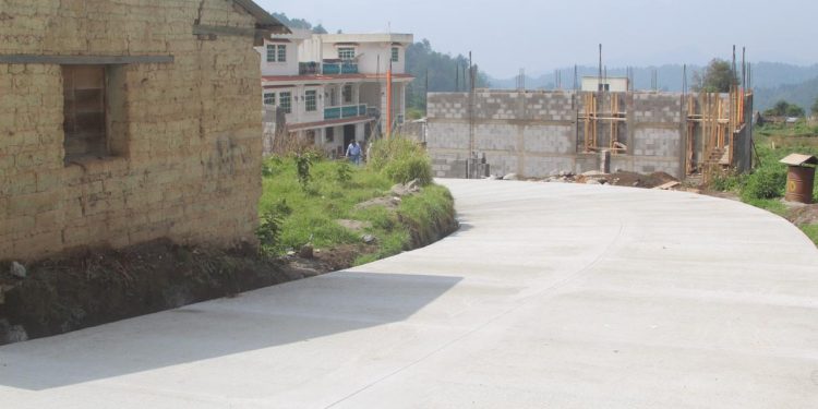 Mides supervisa trabajos para mejorar caminos en Totonicapán