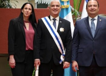 Canciller de Guatemala condecora a embajador de Israel con Orden Antonio José de Irisarri