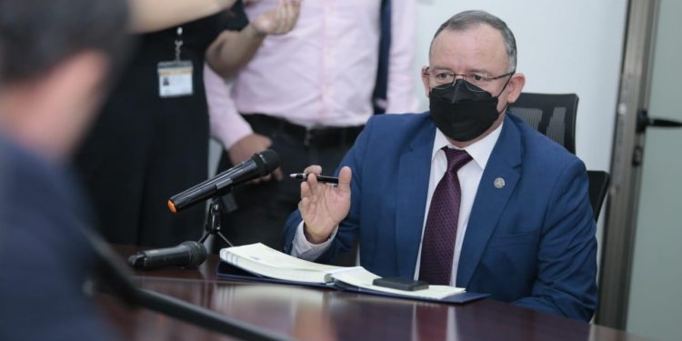 Ministro anuncia estrategias orientadas a mejorar condiciones laborales de agentes policiales