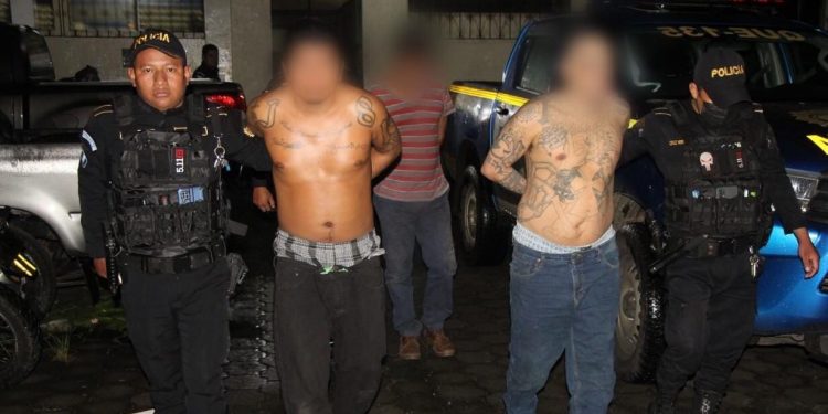 Trailero es capturado cuando transportaba a cuatro mareros salvadoreños