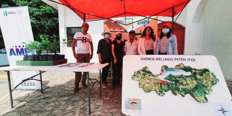 Celebran el Día del Medio Ambiente en el lago Petén Itzá