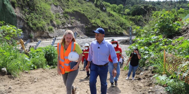 MARN y The Ocean Cleanup avanzan en proyecto piloto de retención de desechos en el río Las Vacas