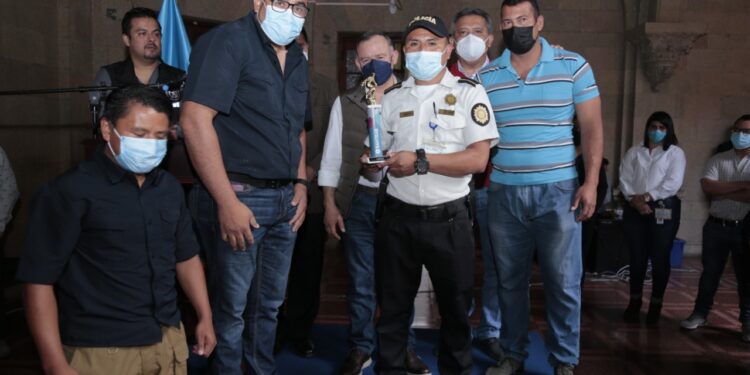 Ministros y viceministros felicitan a padres que laboran en el ministerio de Gobernación