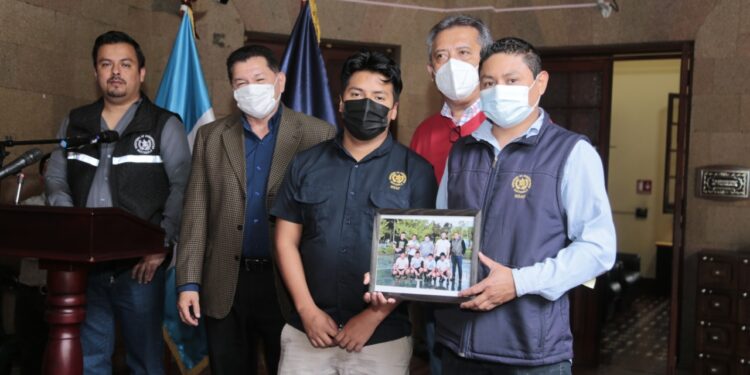 Ministros y viceministros felicitan a padres que laboran en el ministerio de Gobernación