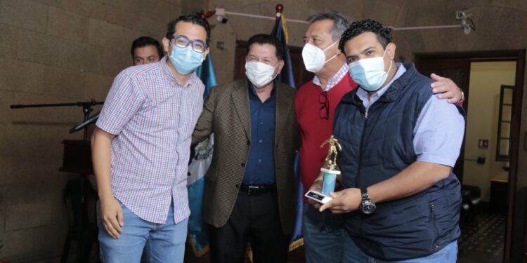 Ministros y viceministros felicitan a padres que laboran en el ministerio de Gobernación