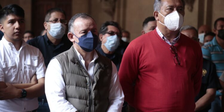 Ministros y viceministros felicitan a padres que laboran en el ministerio de Gobernación