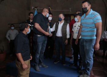 Ministros y viceministros felicitan a padres que laboran en el ministerio de Gobernación