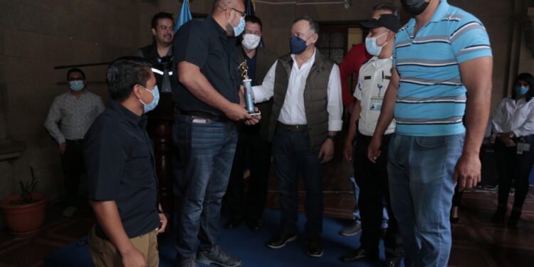 Ministros y viceministros felicitan a padres que laboran en el ministerio de Gobernación