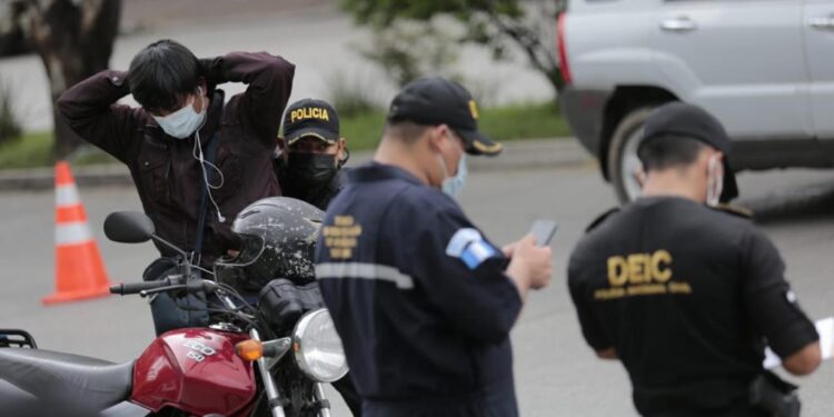 Autoridades supervisan operativos y procesos de formación en la PNC