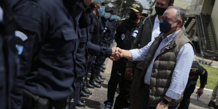 Autoridades supervisan operativos y procesos de formación en la PNC