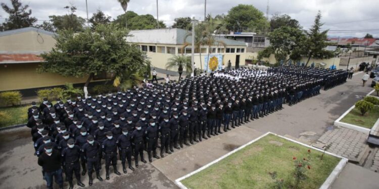 Autoridades supervisan operativos y procesos de formación en la PNC