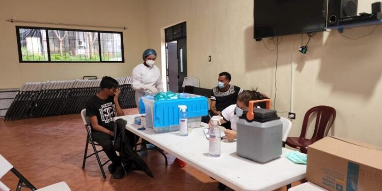 Equipos de salud brindan atención a personas en albergues