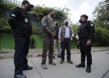 Autoridades supervisan operativos y procesos de formación en la PNC