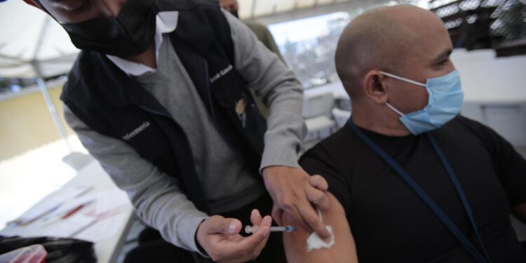 Realizan jornadas de vacunación y de examen de Papanicolaou