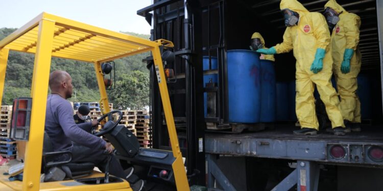 Trasladan 160 toneles de precursores químicos para su destrucción