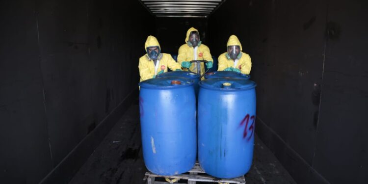 Trasladan 160 toneles de precursores químicos para su destrucción