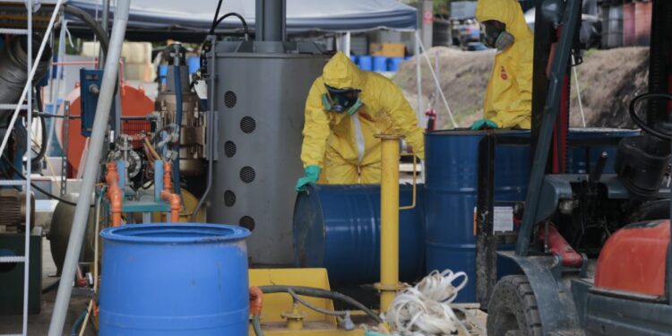 Antinarcóticos traslada últimos furgones con 50 toneladas de precursores para drogas