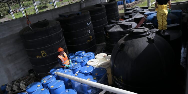 Antinarcóticos traslada últimos furgones con 50 toneladas de precursores para drogas