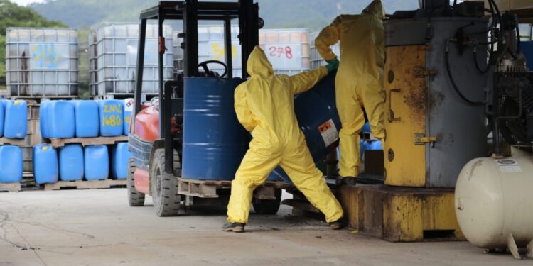 Antinarcóticos traslada últimos furgones con 50 toneladas de precursores para drogas