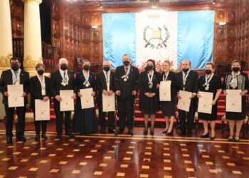 Maestros distinguidos reciben Orden Nacional Francisco Marroquín