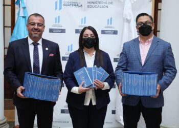 Ministerio de Educación recibe Colección Bicentenario  de literatura guatemalteca
