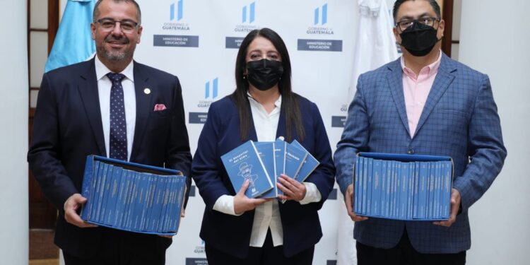 Ministerio de Educación recibe Colección Bicentenario  de literatura guatemalteca