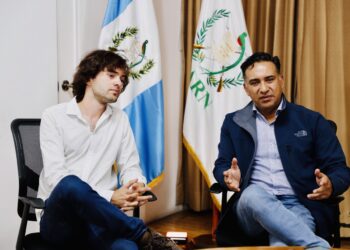 Ministro Mario Rojas y Boyan Slat, CEO de The Ocean Cleanup ratifican trabajo en conjunto
