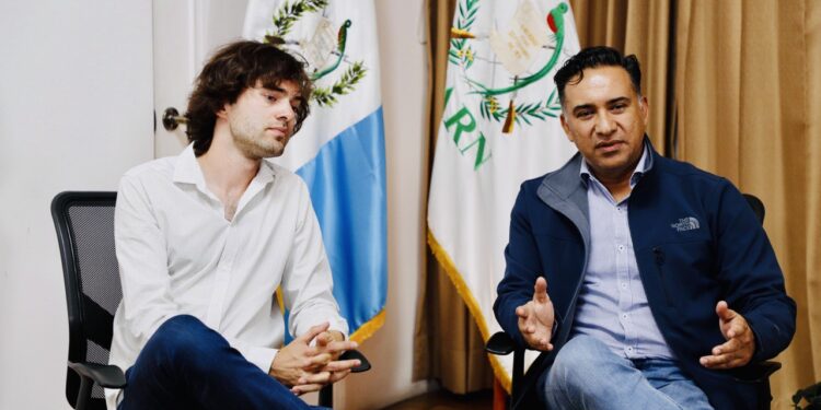 Ministro Mario Rojas y Boyan Slat, CEO de The Ocean Cleanup ratifican trabajo en conjunto