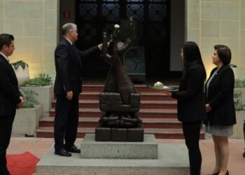 Embajador de Israel en Guatemala hace el cambio de la Rosa de la Paz