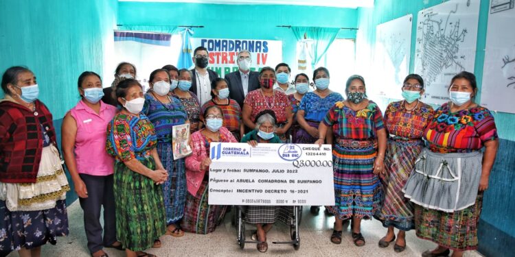 Comadronas de Sumpango reciben incentivo económico para dignificar su labor