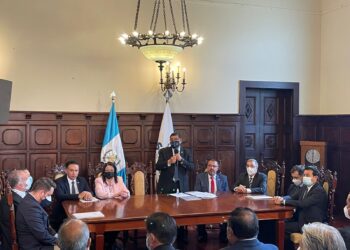 Firman convenio para descentralizar el Ejecutivo