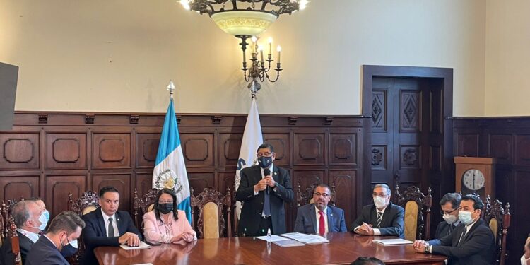 Firman convenio para descentralizar el Ejecutivo