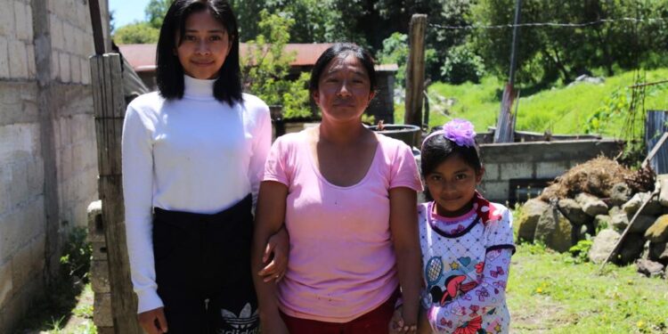Otorgan becas de educación media y superior en Quetzaltenango