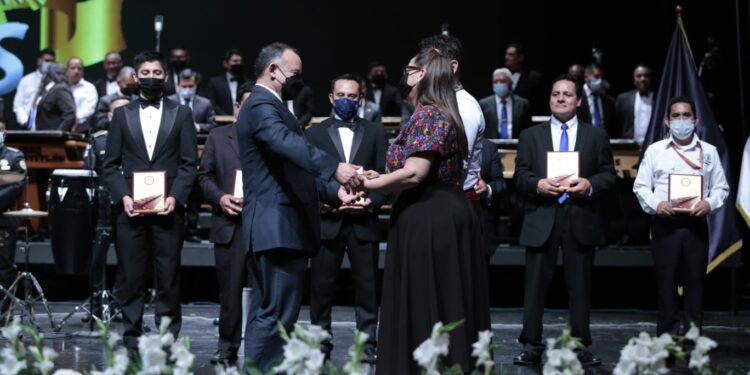 Gobernación reconoce labor de la PNC con un Ensamble de Marimbas