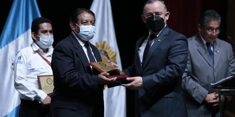 Gobernación reconoce labor de la PNC con un Ensamble de Marimbas