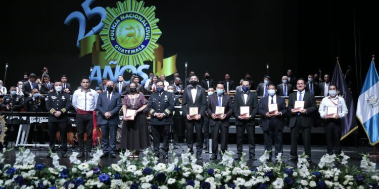 Gobernación reconoce labor de la PNC con un Ensamble de Marimbas