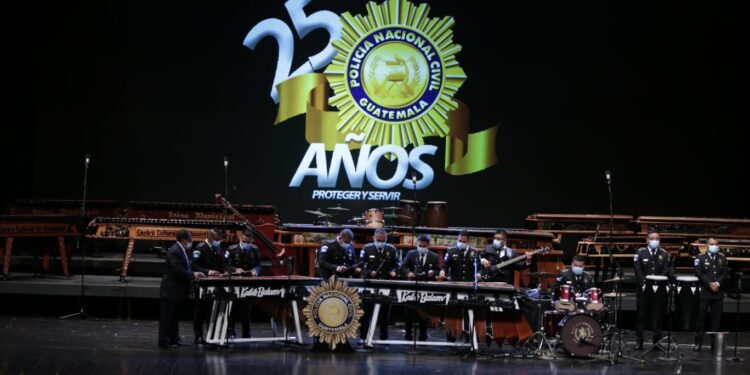 Gobernación reconoce labor de la PNC con un Ensamble de Marimbas