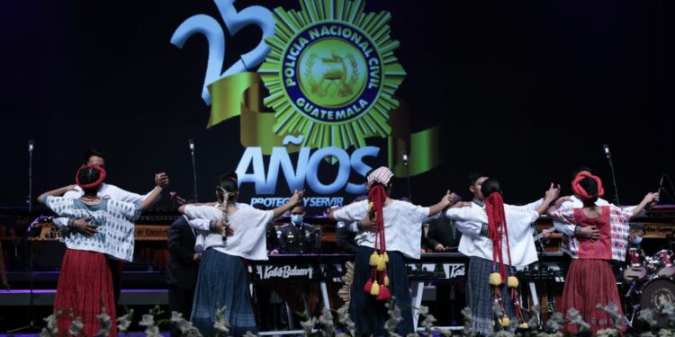 Gobernación reconoce labor de la PNC con un Ensamble de Marimbas