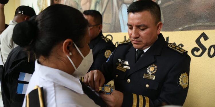 Personal policial destacado es condecorado