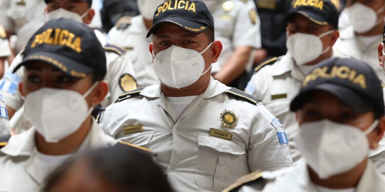 Personal policial destacado es condecorado