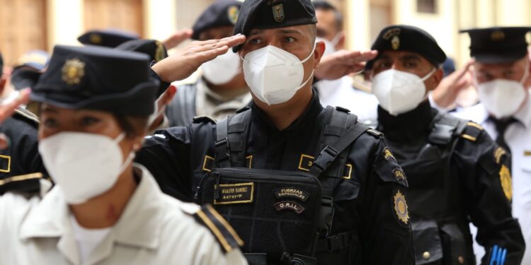 Personal policial destacado es condecorado