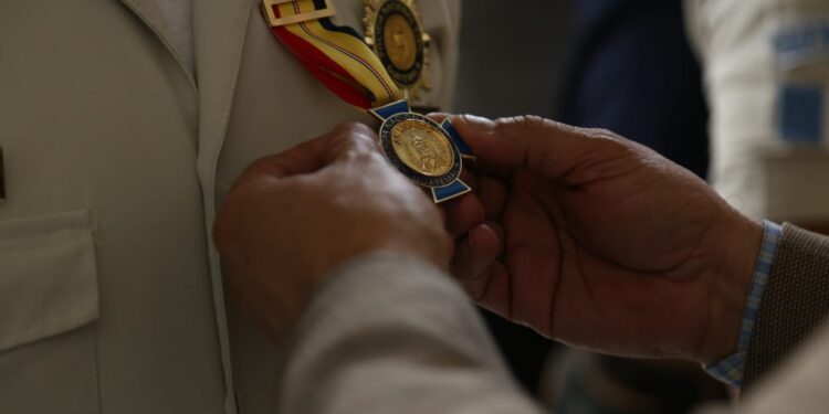Personal policial destacado es condecorado