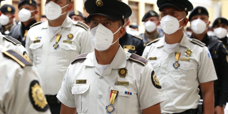 Personal policial destacado es condecorado