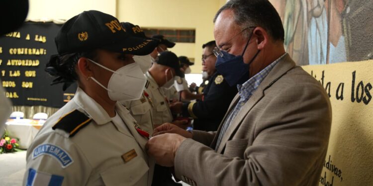Personal policial destacado es condecorado
