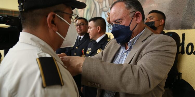 Personal policial destacado es condecorado