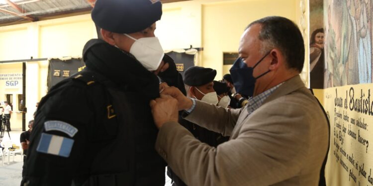 Personal policial destacado es condecorado