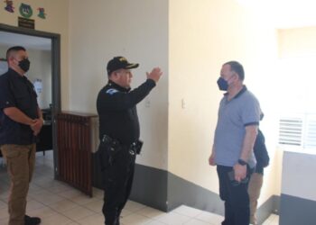 Ministro Barrientos supervisa trabajo de sedes policiales en Alta Verapaz