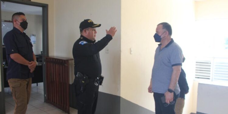 Ministro Barrientos supervisa trabajo de sedes policiales en Alta Verapaz